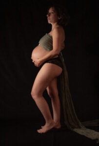 Séance photo grossesse en studio à Grasse – future maman