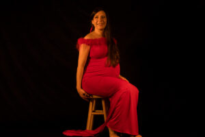 Séance grossesse intime et élégante en studio à Grasse