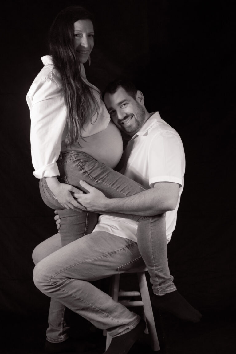 Séance photo grossesse en studio à Grasse – future maman