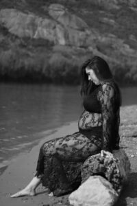 Photo de grossesse en extérieur dans les Alpes-Maritimes