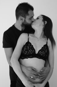 Photographe grossesse à domicile – future maman à Grasse