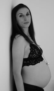 Portrait de femme enceinte à domicile – photographe à Grasse