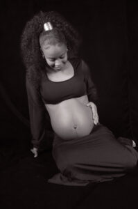 Portrait de femme enceinte en studio – photographe à Grasse