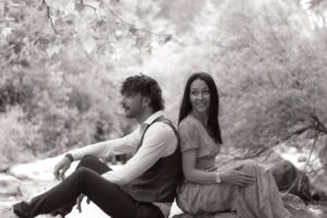 Séance photo couple à Grasse – complicité en noir et blanc