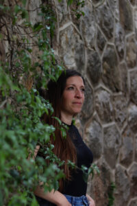 Portrait femme en extérieur à Grasse – ambiance douce