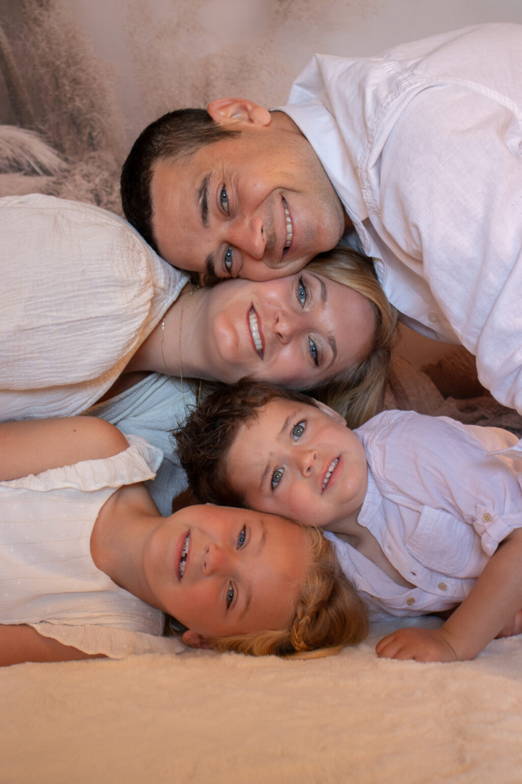 Séance photo famille avec enfants en studio à Grasse par la photographe Mélissa Carbone