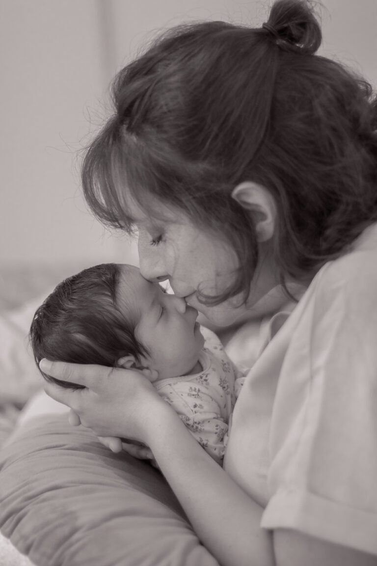 Séance photo nouveau-né à Grasse – maman embrasse son bébé