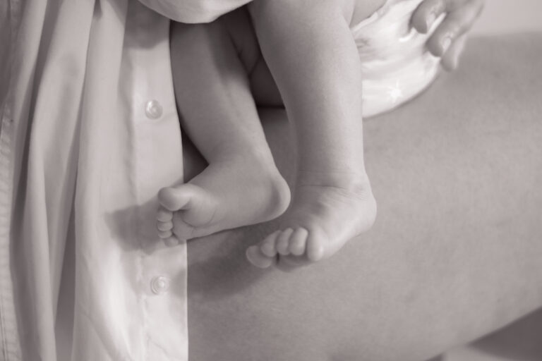 Détail pieds de bébé – séance photo nouveau-né à Grasse