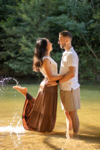 Séance couple en extérieur à Grasse – photo romantique