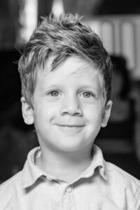 Portrait enfant noir et blanc à Grasse – photo intemporelle