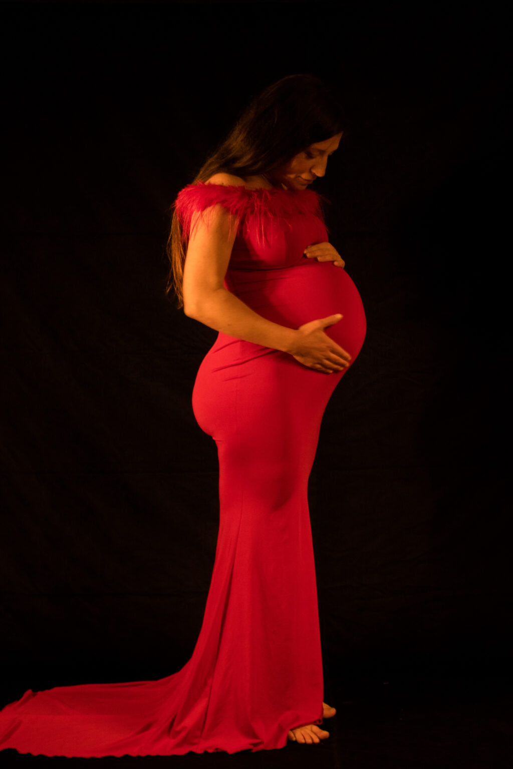Femme enceinte photographiée en studio à Grasse lors d’une séance grossesse par Mélissa Carbone