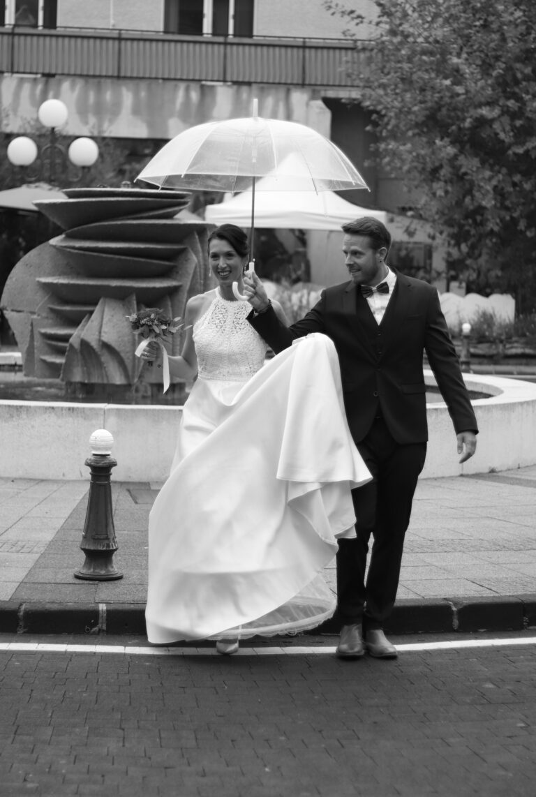 Couple de mariés sous un parapluie lors d’un reportage photo mariage à Grasse