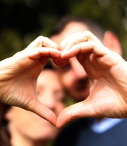 Détail romantique – mains en cœur séance couple