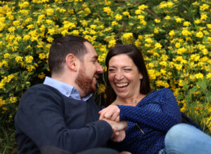 Photographe couple à Grasse – moments spontanés et rires