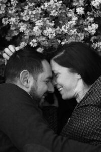 Photo couple intime en noir et blanc – séance à Grasse