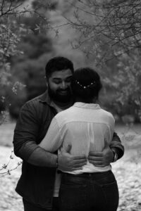 Séance photo couple à Grasse – étreinte naturelle