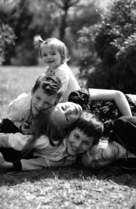 Complicité entre frères et sœurs – photo famille à Grasse