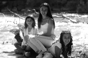 Photo de famille en noir et blanc à Grasse