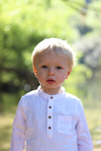 Portrait enfant en extérieur à Grasse – lumière naturelle