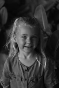 Portrait enfant noir et blanc à Grasse – douceur et émotion