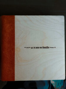 Certaines images méritent plus qu’un écran. Sur demande, je vous propose un album photo haut de gamme, conçu sur mesure : formats, matières, finitions… chaque détail est choisi pour raconter votre histoire avec élégance. Je travaille avec un laboratoire professionnel (type Dreambooks) pour vous garantir un rendu durable, raffiné et intemporel.